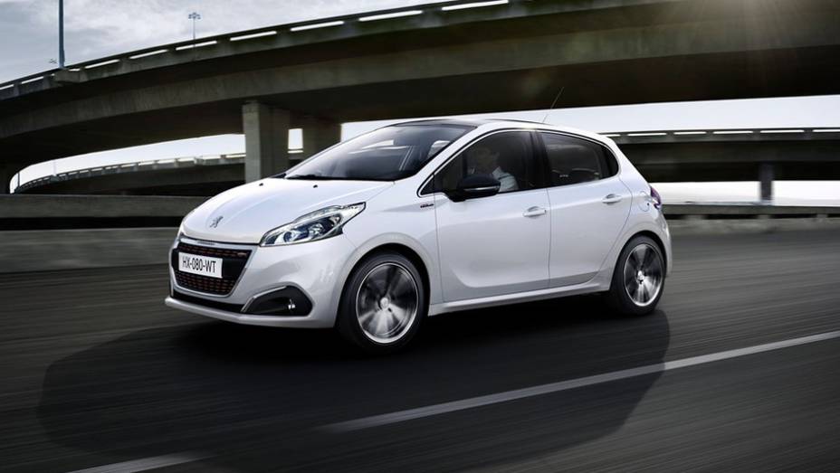 As vers&otilde;es GT Line e GTI tamb&eacute;m passaram pela modifica&ccedil;&atilde;o est&eacute;tica e estar&atilde;o presentes no cat&aacute;logo do 208 | <a href="https://preprod.quatrorodas.abril.com.br/noticias/saloes/genebra-2015/peugeot-revela-208-reestilizado-837862.shtml" rel="migration">Leia mais</a>