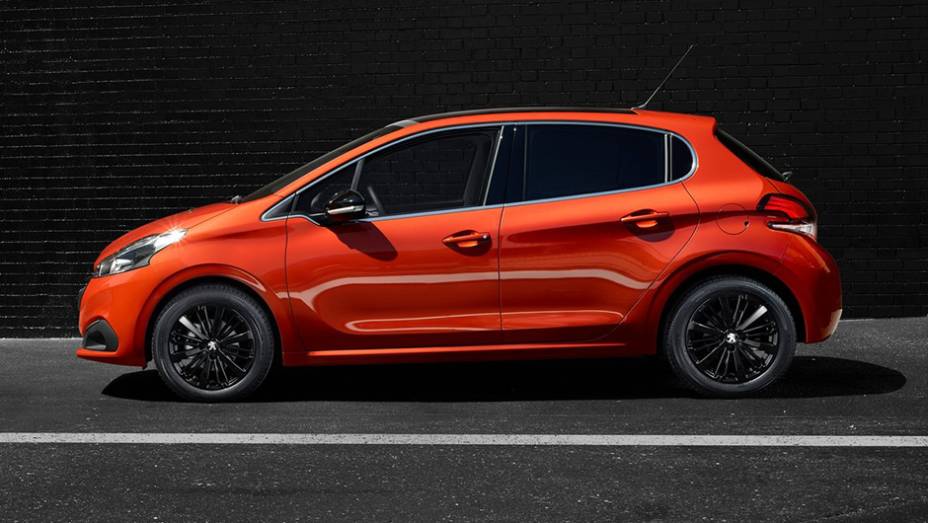 Algumas opções de motorização estarão disponíveis para o 208 tradicional, a gasolina e a diesel, oferecendo entre 101 e 123 cv | <a href="https://preprod.quatrorodas.abril.com.br/noticias/saloes/genebra-2015/peugeot-revela-208-reestilizado-837862.shtml" rel="migration">Leia mais</a>