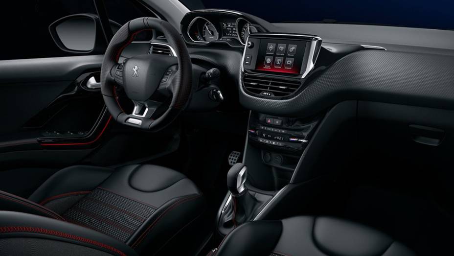 Por dentro, destaque para o volante com acabamento em couro e para a tela de sete polegadas do sistema multimídia | <a href="https://preprod.quatrorodas.abril.com.br/noticias/saloes/genebra-2015/peugeot-revela-208-reestilizado-837862.shtml" rel="migration">Leia mais</a>