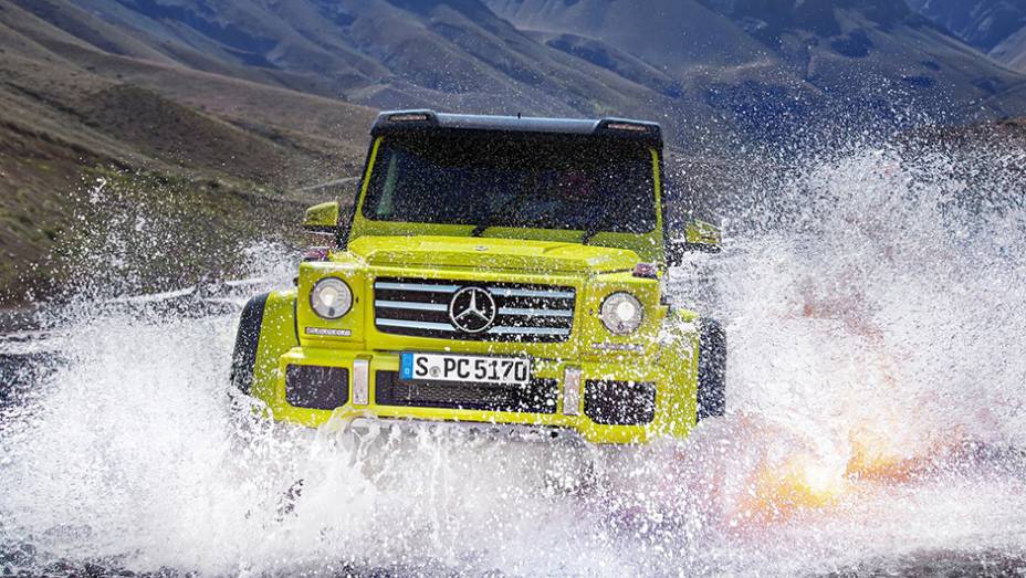 Debaixo do capô, o conceito terá motor V8 4.0 twin-turbo, que desenvolve 422 cv de potência | <a href="https://preprod.quatrorodas.abril.com.br/noticias/saloes/genebra-2015/mercedes-revela-detalhes-conceito-g-500-4x4-839021.shtml" rel="migration">Leia mais</a>