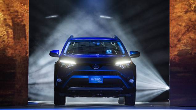 Toyota RAV4 | <a href="https://preprod.quatrorodas.abril.com.br/noticias/saloes/new-york-2015/toyota-revela-facelift-rav4-852739.shtml" target="_blank" rel="migration">Leia mais</a> Toyota RAV4 | <a href="https://preprod.quatrorodas.abril.com.br/noticias/saloes/new-york-2015/toyota-revela-facelift-rav4-852739.shtml" target="_blank" rel="migration">Leia mais</a>