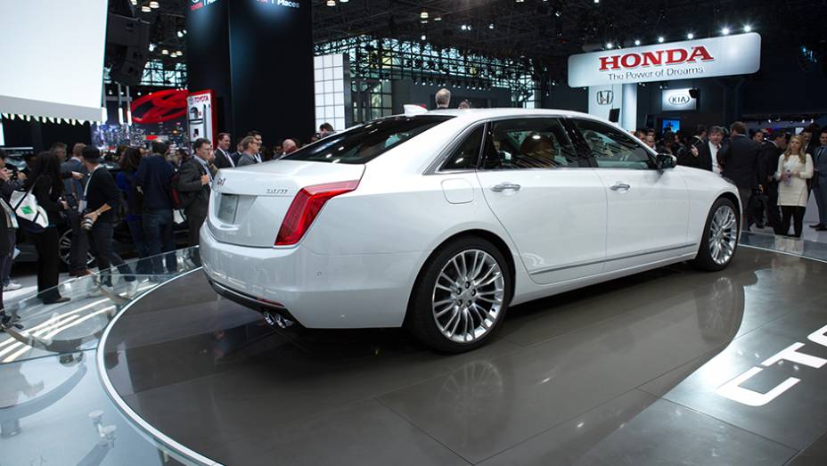 Cadillac CT6 | <a href="https://preprod.quatrorodas.abril.com.br/noticias/saloes/new-york-2015/cadillac-ct6-surge-nova-iorque-852261.shtml" target="_blank" rel="migration">Leia mais</a>