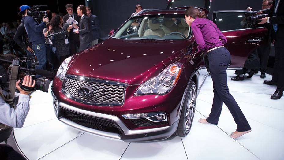 Infiniti QX50 | <a href="https://preprod.quatrorodas.abril.com.br/noticias/saloes/new-york-2015/infiniti-revela-qx50-2016-entre-eixos-alongado-852420.shtml" target="_blank" rel="migration">Leia mais</a>