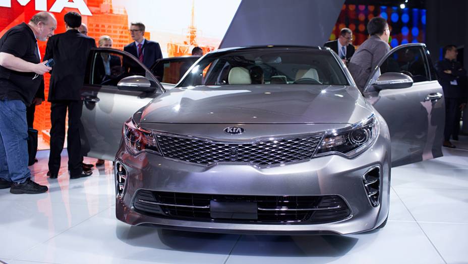 Kia Optima | <a href="https://preprod.quatrorodas.abril.com.br/noticias/saloes/new-york-2015/kia-atualiza-visual-optima-852411.shtml" target="_blank" rel="migration">Leia mais</a>