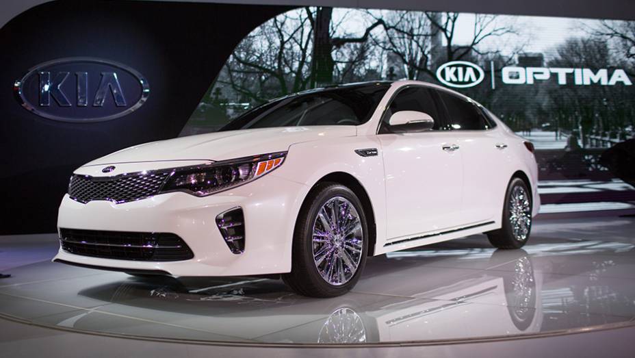 Kia Optima | <a href="https://preprod.quatrorodas.abril.com.br/noticias/saloes/new-york-2015/kia-atualiza-visual-optima-852411.shtml" target="_blank" rel="migration">Leia mais</a>