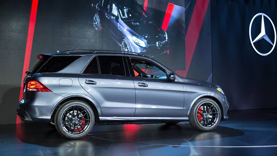 Mercedes-Benz GLE | <a href="https://preprod.quatrorodas.abril.com.br/noticias/saloes/new-york-2015/mercedes-benz-revela-gle-2016-851477.shtml" target="_blank" rel="migration">Leia mais</a>