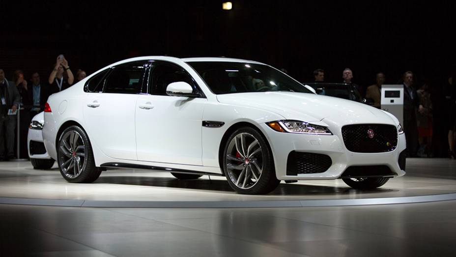 Jaguar XF | <a href="https://preprod.quatrorodas.abril.com.br/noticias/saloes/new-york-2015/jaguar-apresenta-novo-xf-850881.shtml" target="_blank" rel="migration">Leia mais</a>