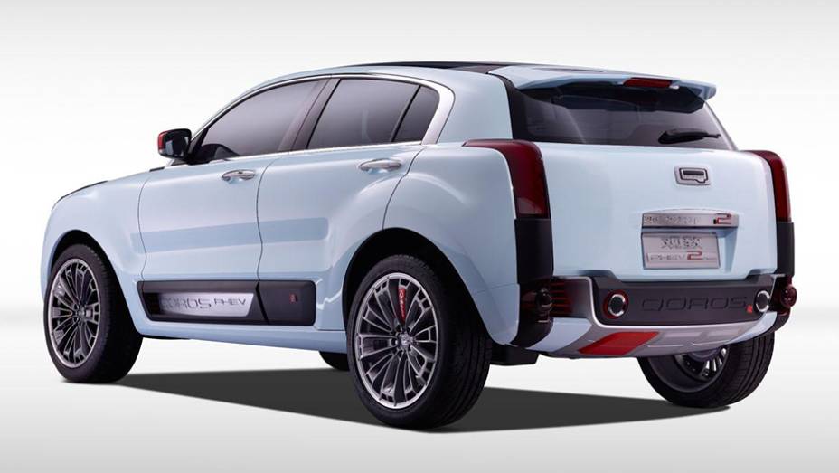 O bloco a combust&atilde;o aciona o eixo dianteiro e os motores el&eacute;tricos movimentam o eixo traseiro | <a href="https://preprod.quatrorodas.abril.com.br/noticias/fabricantes/qoros-2-suv-phev-concept-revelado-856822.shtml" rel="migration">Leia mais</a>