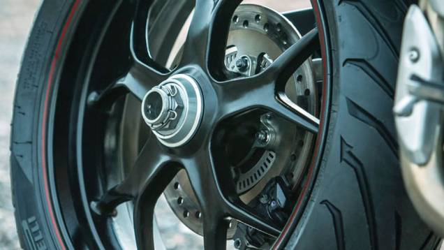 Também há novidades visuais, na carroceria, nas rodas - de alumínio, na cor preta - entre outras | <a href="%20https://preprod.quatrorodas.abril.com.br/moto/noticias/triumph-revela-tiger-sport-731104.shtml" rel="migration">Leia mais</a> Também há novidades visuais, na carroceria, nas rodas - de alumínio, na cor preta - entre outras | <a href="%20https://preprod.quatrorodas.abril.com.br/moto/noticias/triumph-revela-tiger-sport-731104.shtml" rel="migration">Leia mais</a>