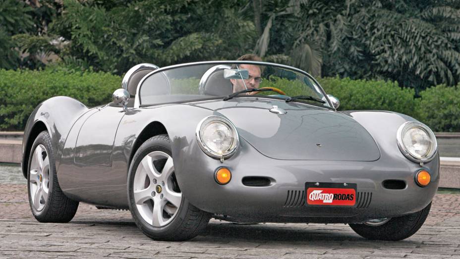 Chamonix 550 Spyder: réplica do Porsche clássico de corrida que o ator James Dean tornou um ícone de sua filosofia "viva rápido, morra jovem", pelo menos na estrutura mecânica representou uma continuidade dos "Puma VW" | <a href="https://quatrorodas.abril.c" rel="migration"></a> Chamonix 550 Spyder: réplica do Porsche clássico de corrida que o ator James Dean tornou um ícone de sua filosofia "viva rápido, morra jovem", pelo menos na estrutura mecânica representou uma continuidade dos "Puma VW" | <a href="https://quatrorodas.abril.c" rel="migration"></a>