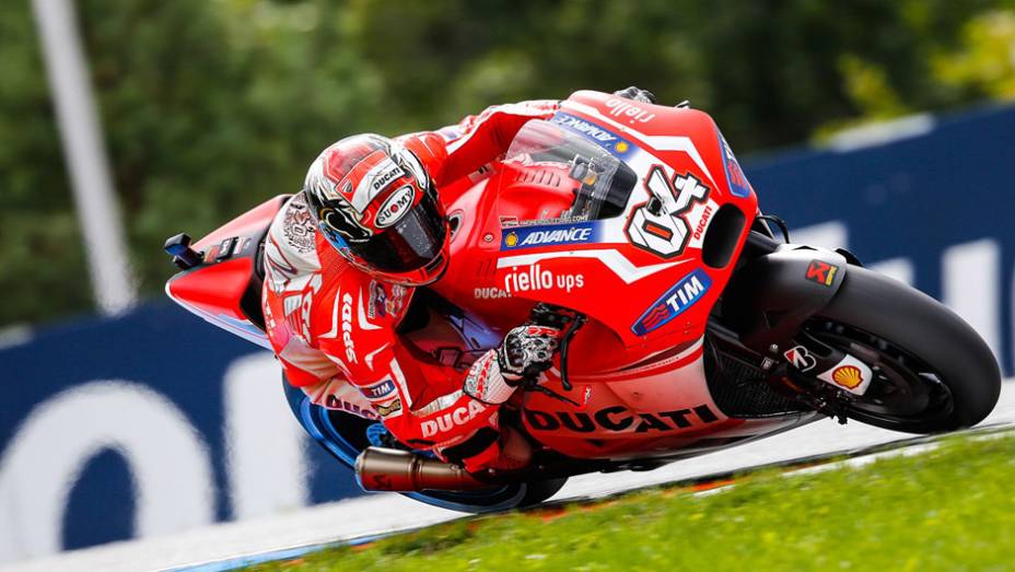 Andrea Dovizioso tentou ameaçar, mas mesmo assim marcou uma ótima segunda posição. | <a href="https://preprod.quatrorodas.abril.com.br/moto/noticias/marquez-crava-nona-pole-ano-796969.shtml" rel="migration">Leia mais</a>