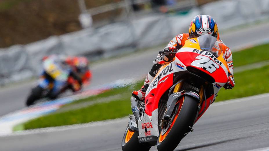 Dani Pedrosa, segundo na classificação, larga apenas na quinta posição. | <a href="https://preprod.quatrorodas.abril.com.br/moto/noticias/marquez-crava-nona-pole-ano-796969.shtml" rel="migration">Leia mais</a>