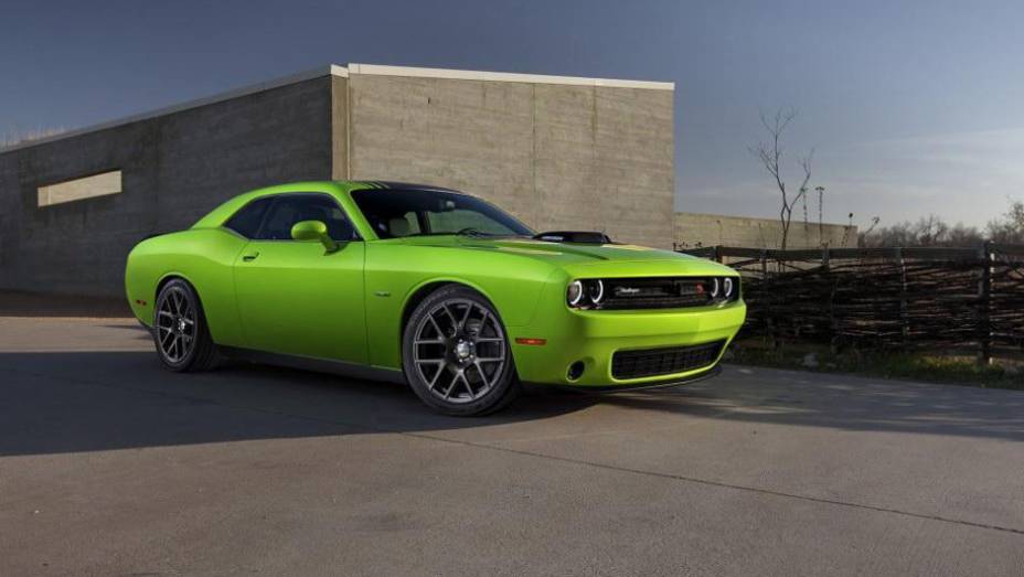 A versão 2015 do Dodge Challenger deve começar a ser vendida ainda este ano. | <a href="https://preprod.quatrorodas.abril.com.br/noticias/saloes/new-york-2014/challenger-reestilizado-apresentado-nova-york-780076.shtml" rel="migration">Leia mais</a>