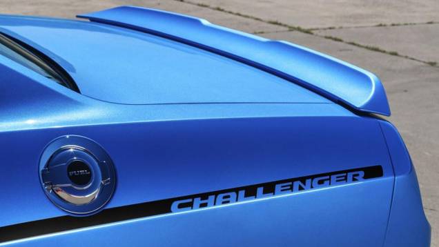 Modelo tem faixa traseira bumblebee com grade preta brilhante ao redor. | <a href="https://preprod.quatrorodas.abril.com.br/noticias/saloes/new-york-2014/challenger-reestilizado-apresentado-nova-york-780076.shtml" rel="migration">Leia mais</a> Modelo tem faixa traseira bumblebee com grade preta brilhante ao redor. | <a href="https://preprod.quatrorodas.abril.com.br/noticias/saloes/new-york-2014/challenger-reestilizado-apresentado-nova-york-780076.shtml" rel="migration">Leia mais</a>