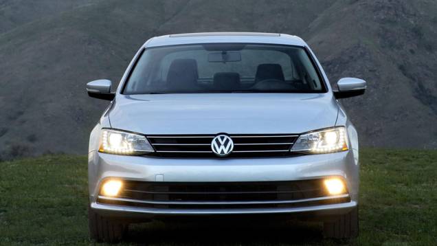 Veículo teve a frente remodelada. | <a href="https://preprod.quatrorodas.abril.com.br/noticias/fabricantes/jetta-2015-revelado-ganha-novidades-779724.shtml" rel="migration">Leia mais</a> Veículo teve a frente remodelada. | <a href="https://preprod.quatrorodas.abril.com.br/noticias/fabricantes/jetta-2015-revelado-ganha-novidades-779724.shtml" rel="migration">Leia mais</a>