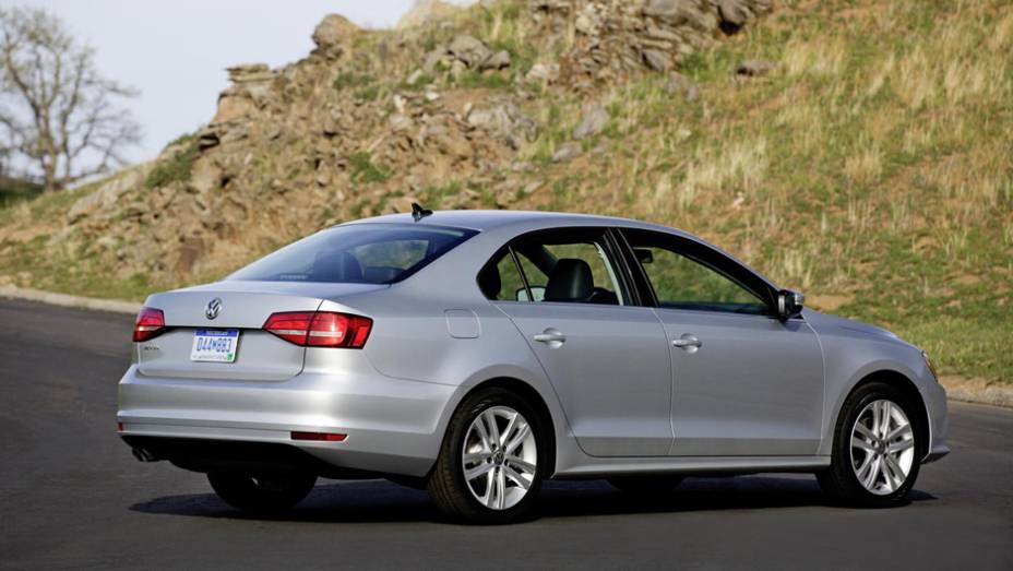 Carro ser&aacute; apresentado oficialmente no Sal&atilde;o de Nova York. | <a href="https://preprod.quatrorodas.abril.com.br/noticias/fabricantes/jetta-2015-revelado-ganha-novidades-779724.shtml" rel="migration">Leia mais</a>