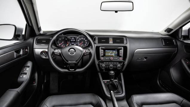 Melhorias no Interior incluem detalhes cromados para o painel e instrumentos..| <a href="https://preprod.quatrorodas.abril.com.br/noticias/fabricantes/jetta-2015-revelado-ganha-novidades-779724.shtml" rel="migration">Leia mais</a> Melhorias no Interior incluem detalhes cromados para o painel e instrumentos..| <a href="https://preprod.quatrorodas.abril.com.br/noticias/fabricantes/jetta-2015-revelado-ganha-novidades-779724.shtml" rel="migration">Leia mais</a>