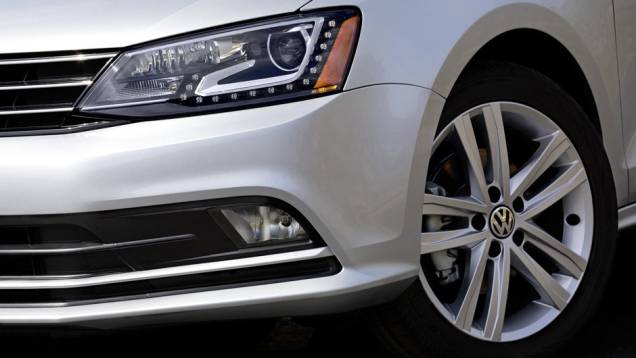 Detalhe do para-choque e roda. | <a href="https://preprod.quatrorodas.abril.com.br/noticias/fabricantes/jetta-2015-revelado-ganha-novidades-779724.shtml" rel="migration">Leia mais</a> Detalhe do para-choque e roda. | <a href="https://preprod.quatrorodas.abril.com.br/noticias/fabricantes/jetta-2015-revelado-ganha-novidades-779724.shtml" rel="migration">Leia mais</a>