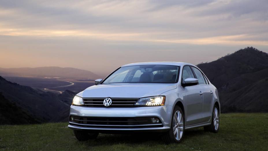Jetta tem novos far&oacute;is de bi x&ecirc;non (vendidos como opcionais) e luzes de led para uso diurno. | <a href="https://preprod.quatrorodas.abril.com.br/noticias/fabricantes/jetta-2015-revelado-ganha-novidades-779724.shtml" rel="migration">Leia mais</a>