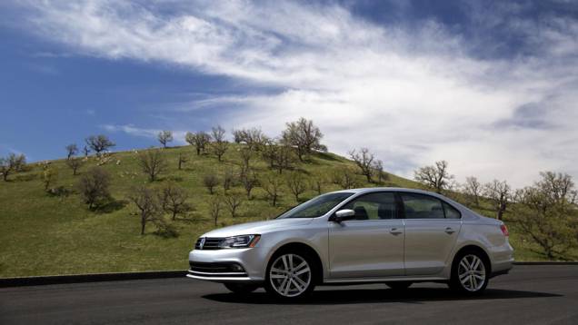 Modelo manteve o motor quatro cilindros, 2.0 litros turbodiesel que desenvolve 152 cv. | <a href="https://preprod.quatrorodas.abril.com.br/noticias/fabricantes/jetta-2015-revelado-ganha-novidades-779724.shtml" rel="migration">Leia mais</a> Modelo manteve o motor quatro cilindros, 2.0 litros turbodiesel que desenvolve 152 cv. | <a href="https://preprod.quatrorodas.abril.com.br/noticias/fabricantes/jetta-2015-revelado-ganha-novidades-779724.shtml" rel="migration">Leia mais</a>