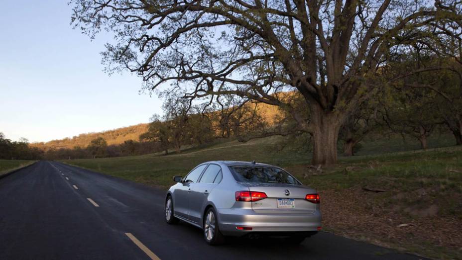 Por ser fabricado no M&eacute;xico, &eacute; prov&aacute;vel que o modelo chegue ao Brasil em breve. | <a href="https://preprod.quatrorodas.abril.com.br/noticias/fabricantes/jetta-2015-revelado-ganha-novidades-779724.shtml" rel="migration">Leia mais</a>