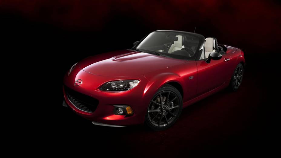 Mazda apresenta MX-5 25th Anniversary Edition no Salão de Nova York. | <a href="https://preprod.quatrorodas.abril.com.br/noticias/saloes/new-york-2014/mazda-revela-mx-5-25th-anniversary-edition-salao-nova-york-779961.shtml" rel="migration">Leia mais</a>