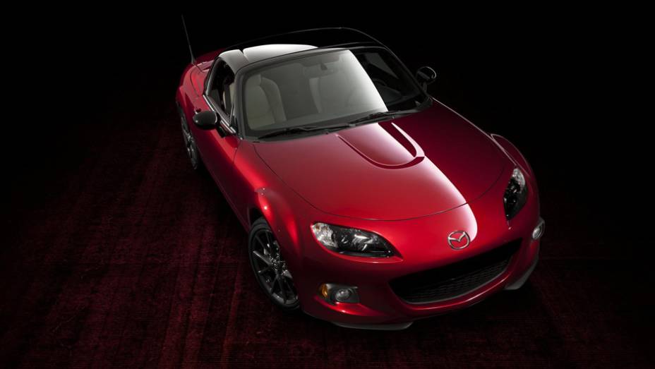 Edição especial celebra os 25 anos em que o carro estreou no mercado norte-americano, | <a href="https://preprod.quatrorodas.abril.com.br/noticias/saloes/new-york-2014/mazda-revela-mx-5-25th-anniversary-edition-salao-nova-york-779961.shtml" rel="migration">Leia mais</a>