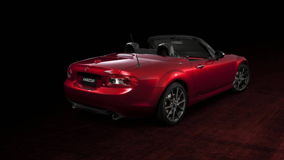 Serão 100 unidades à venda nos Estados Unidos. | <a href="https://preprod.quatrorodas.abril.com.br/noticias/saloes/new-york-2014/mazda-revela-mx-5-25th-anniversary-edition-salao-nova-york-779961.shtml" rel="migration">Leia mais</a>