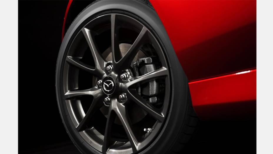 O carro japonês terá rodas de 17 polegadas. | <a href="https://preprod.quatrorodas.abril.com.br/noticias/saloes/new-york-2014/mazda-revela-mx-5-25th-anniversary-edition-salao-nova-york-779961.shtml" rel="migration">Leia mais</a>