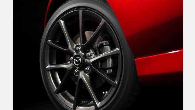 O carro japonês terá rodas de 17 polegadas. | <a href="https://preprod.quatrorodas.abril.com.br/noticias/saloes/new-york-2014/mazda-revela-mx-5-25th-anniversary-edition-salao-nova-york-779961.shtml" rel="migration">Leia mais</a> O carro japonês terá rodas de 17 polegadas. | <a href="https://preprod.quatrorodas.abril.com.br/noticias/saloes/new-york-2014/mazda-revela-mx-5-25th-anniversary-edition-salao-nova-york-779961.shtml" rel="migration">Leia mais</a>