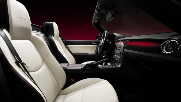 Os bancos tem acabamento em couro branco. | <a href="https://preprod.quatrorodas.abril.com.br/noticias/saloes/new-york-2014/mazda-revela-mx-5-25th-anniversary-edition-salao-nova-york-779961.shtml" rel="migration">Leia mais</a> Os bancos tem acabamento em couro branco. | <a href="https://preprod.quatrorodas.abril.com.br/noticias/saloes/new-york-2014/mazda-revela-mx-5-25th-anniversary-edition-salao-nova-york-779961.shtml" rel="migration">Leia mais</a>