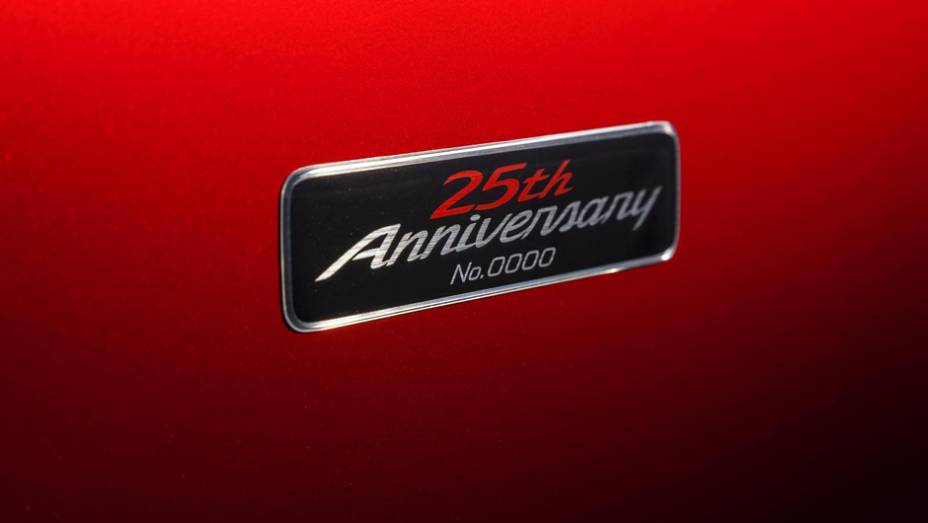 As cem unidades serão numeradas. | <a href="https://preprod.quatrorodas.abril.com.br/noticias/saloes/new-york-2014/mazda-revela-mx-5-25th-anniversary-edition-salao-nova-york-779961.shtml" rel="migration">Leia mais</a>