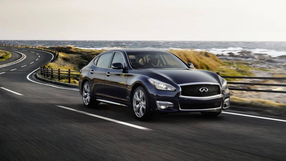 Foi apresentado o modelo Infiniti Q70L no Salão de Nova York. | <a href="https://preprod.quatrorodas.abril.com.br/noticias/saloes/new-york-2014/" rel="migration">Leia mais</a>