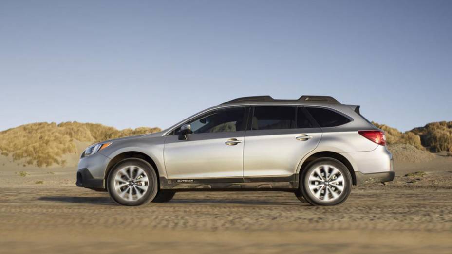 O modelo foi redesenhado e segue os passos do Legacy. | <a href="https://preprod.quatrorodas.abril.com.br/noticias/saloes/new-york-2014/subaru-revela-outback-2015-nova-york-780160.shtml" rel="migration">Leia mais</a>