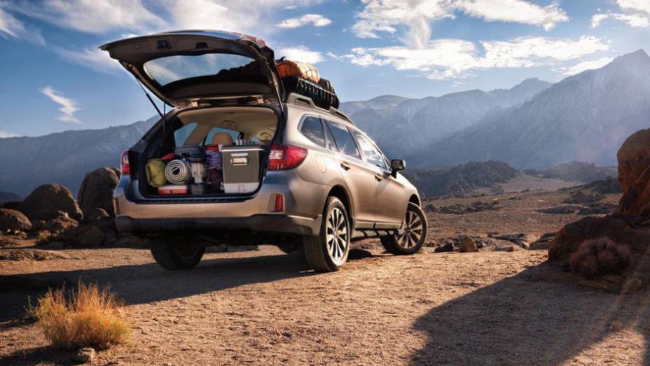 A versão 2015 traz um spoiler montado na traseira. | <a href="https://preprod.quatrorodas.abril.com.br/noticias/saloes/new-york-2014/subaru-revela-outback-2015-nova-york-780160.shtml" rel="migration">Leia mais</a>