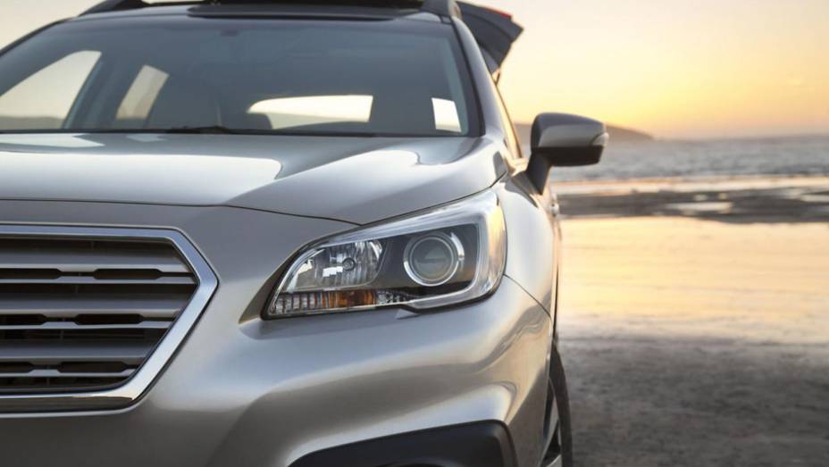 Detalhes da frente do Outback. | <a href="https://preprod.quatrorodas.abril.com.br/noticias/saloes/new-york-2014/subaru-revela-outback-2015-nova-york-780160.shtml" rel="migration">Leia mais</a>