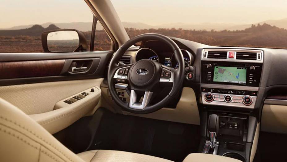 A versão Premium contempla os proprietários com um assento e volante revestido de couro. | <a href="https://preprod.quatrorodas.abril.com.br/noticias/saloes/new-york-2014/subaru-revela-outback-2015-nova-york-780160.shtml" rel="migration">Leia mais</a>