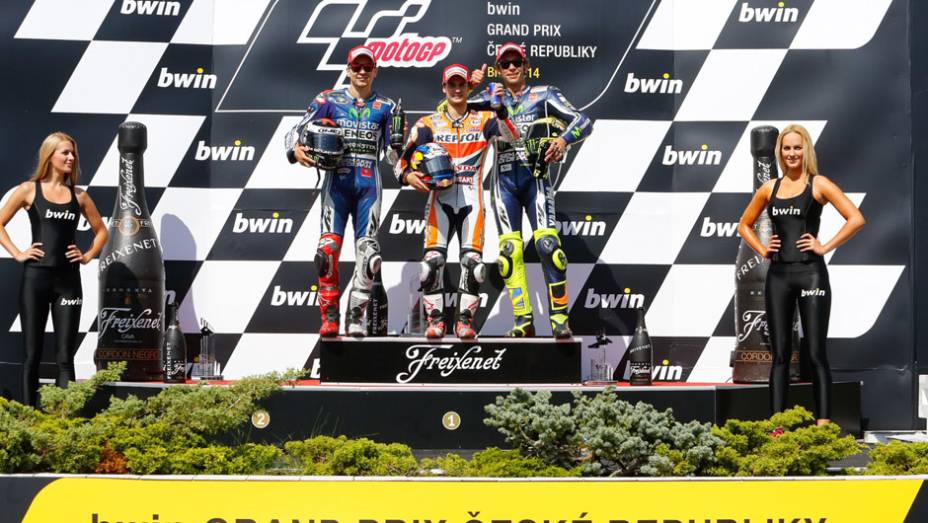 O Grande Prêmio de Brno teve a vitória de Dani Pedrosa. A dupla da Yamaha, Jorge Lorenzo e Valentino Rossi completaram o pódio.| <a href="https://preprod.quatrorodas.abril.com.br/moto/noticias/pedrosa-quebra-invencibilidade-marquez-797037.shtml" rel="migration">Leia mais</a>