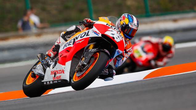 Dani Pedrosa largou bem e fez ótima prova quebrando a invencibilidade de Marc Máriquez. | <a href="https://preprod.quatrorodas.abril.com.br/moto/noticias/pedrosa-quebra-invencibilidade-marquez-797037.shtml" rel="migration">Leia mais</a> Dani Pedrosa largou bem e fez ótima prova quebrando a invencibilidade de Marc Máriquez. | <a href="https://preprod.quatrorodas.abril.com.br/moto/noticias/pedrosa-quebra-invencibilidade-marquez-797037.shtml" rel="migration">Leia mais</a>