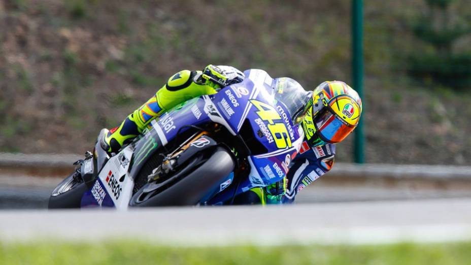 Rossi conseguiu despachar Márquez e terminou em terceiro. | <a href="https://preprod.quatrorodas.abril.com.br/moto/noticias/pedrosa-quebra-invencibilidade-marquez-797037.shtml" rel="migration">Leia mais</a>