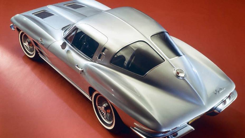 1963: uma revolu&ccedil;&atilde;o no design trouxe a vers&atilde;o cup&ecirc;. Pela primeira vez, os far&oacute;is eram escamote&aacute;veis e as lanternas circulares duplas. Ao seu nome foi acrescido Sting Ray; o vidro traseiro envolvente bipartido s&oacute; durou um ano