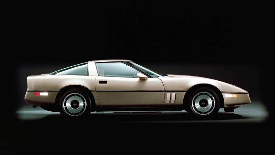 1984: ap&oacute;s 15 anos, uma nova gera&ccedil;&atilde;o ficou mais leve e, como um V8 de 205 cv, ganhou um desenho mais reto, em dia com a &eacute;poca. Nova suspens&atilde;o independente e vidro traseiro tipo hatch eram destaques