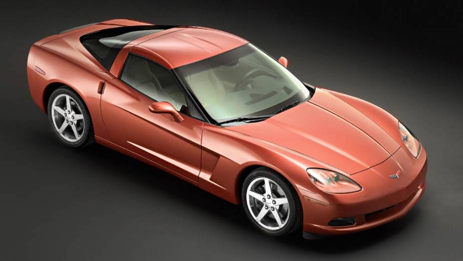2005: agora com far&oacute;is fixos, o desenho manteve a identidade geral do Corvette. Dispon&iacute;vel desde 1968, o V8 de 5.7 litros deu lugar a um de 6.0 litros e 400 cv. O esportivo ia de 0 a 96 km/h em 4,2 s e chegava a 298 km/h