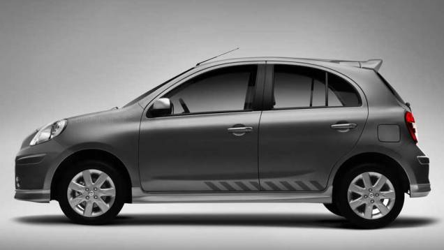Nissan March SR: adesivos laterais, rodas escurecidas e aerofólio traseiro equipavam esta versão, que até tinha o esperto motor 1.6 16V de 111 cv - o mesmo encontrado nas versões S e SV Nissan March SR: adesivos laterais, rodas escurecidas e aerofólio traseiro equipavam esta versão, que até tinha o esperto motor 1.6 16V de 111 cv - o mesmo encontrado nas versões S e SV