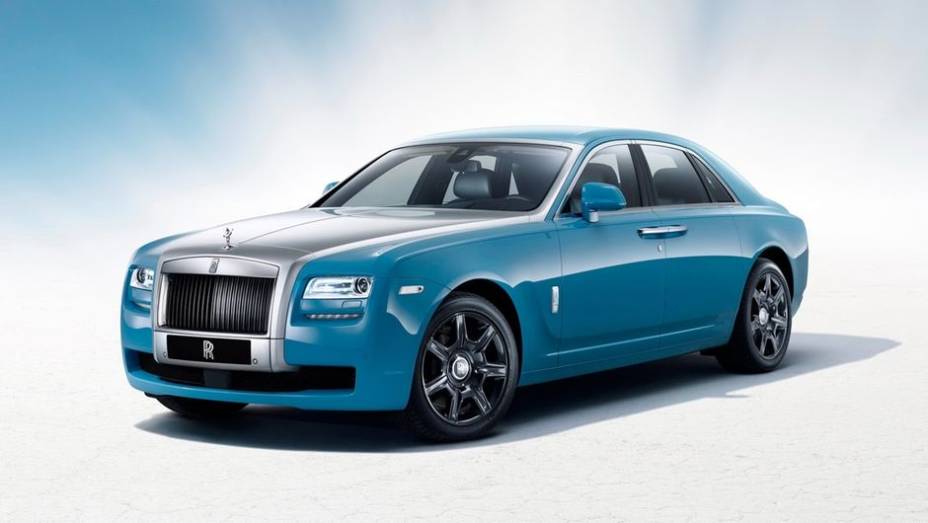 A pintura da carroceria, em dois tons (azul-claro e prata), tamb&eacute;m remete ao carro de Redley | <a href="https://preprod.quatrorodas.abril.com.br/saloes/xangai/2013/rolls-royce-ghost-alpine-trial-centenary-collection-738955.shtml" rel="migration">Leia mais</a>