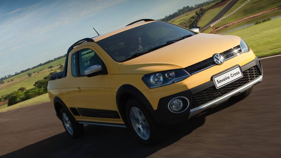 Depois de Gol e Voyage, agora &eacute; a Saveiro que est&aacute; de cara nova. Esta &eacute; a vers&atilde;o top Cross, mas antes vamos conhecer as outras op&ccedil;&otilde;es da linha | <a href="https://preprod.quatrorodas.abril.com.br/carros/lancamentos/vw-saveiro-2014-738896.shtml" rel="migration">Leia mais</a>