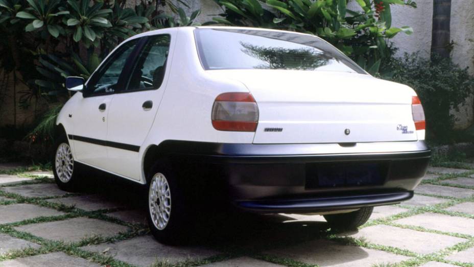 Fiat Siena 6 Marchas: em 1998, a marca apostou em uma fórmula diferente no auge dos sedãs 1.0: um câmbio com escalonamento de marchas encurtado para dar mais agilidade ao carro; o modelo durou até 2000 Fiat Siena 6 Marchas: em 1998, a marca apostou em uma fórmula diferente no auge dos sedãs 1.0: um câmbio com escalonamento de marchas encurtado para dar mais agilidade ao carro; o modelo durou até 2000