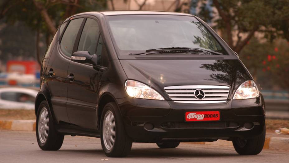 Mercedes-Benz Classe A: não bastasse ter sua imagem arranhada após capotar no teste do alce, o monovolume era considerado caro demais para seu porte; teve pouco mais de 63 mil unidades produzidas de 1999 a 2005 Mercedes-Benz Classe A: não bastasse ter sua imagem arranhada após capotar no teste do alce, o monovolume era considerado caro demais para seu porte; teve pouco mais de 63 mil unidades produzidas de 1999 a 2005