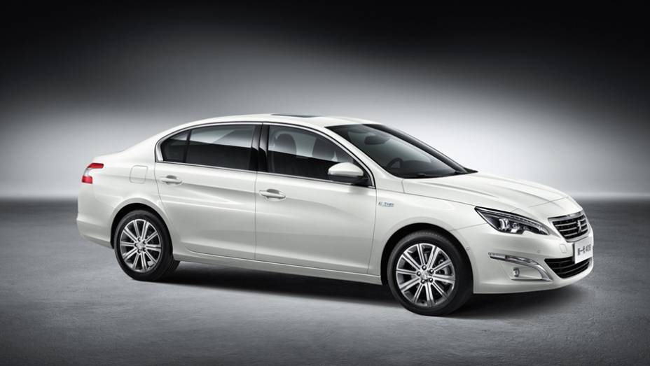 Peugeot apresenta o 408 no Salão do Pequim. | <a href="https://preprod.quatrorodas.abril.com.br/noticias/saloes/pequim-2014/peugeot-408-sedan-tem-primeira-informacoes-reveladas-780044.shtml" rel="migration">Leia mais</a>