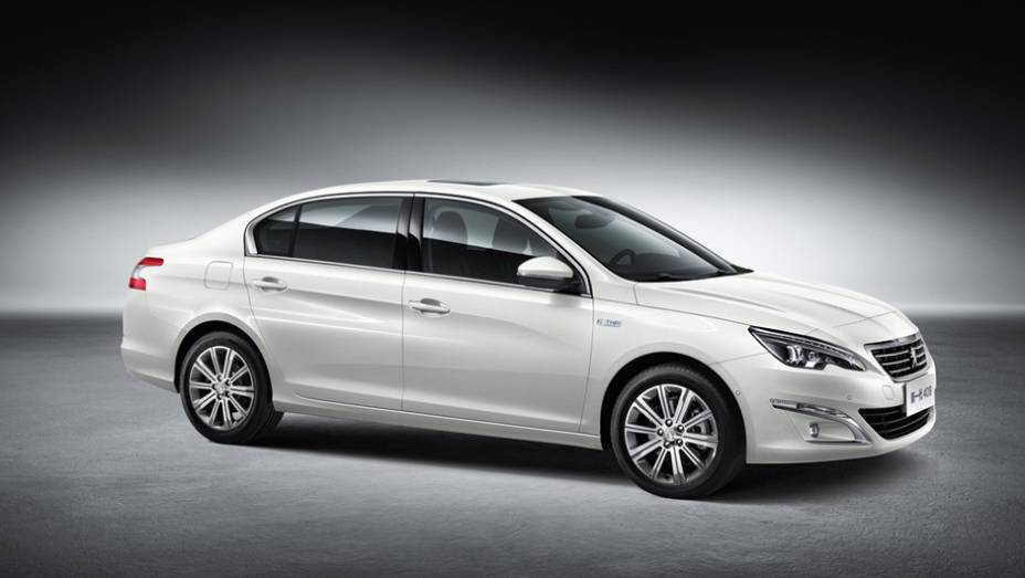 Peugeot apresenta o 408 no Sal&atilde;o do Pequim. | <a href="https://preprod.quatrorodas.abril.com.br/noticias/saloes/pequim-2014/peugeot-408-sedan-tem-primeira-informacoes-reveladas-780044.shtml" rel="migration">Leia mais</a>